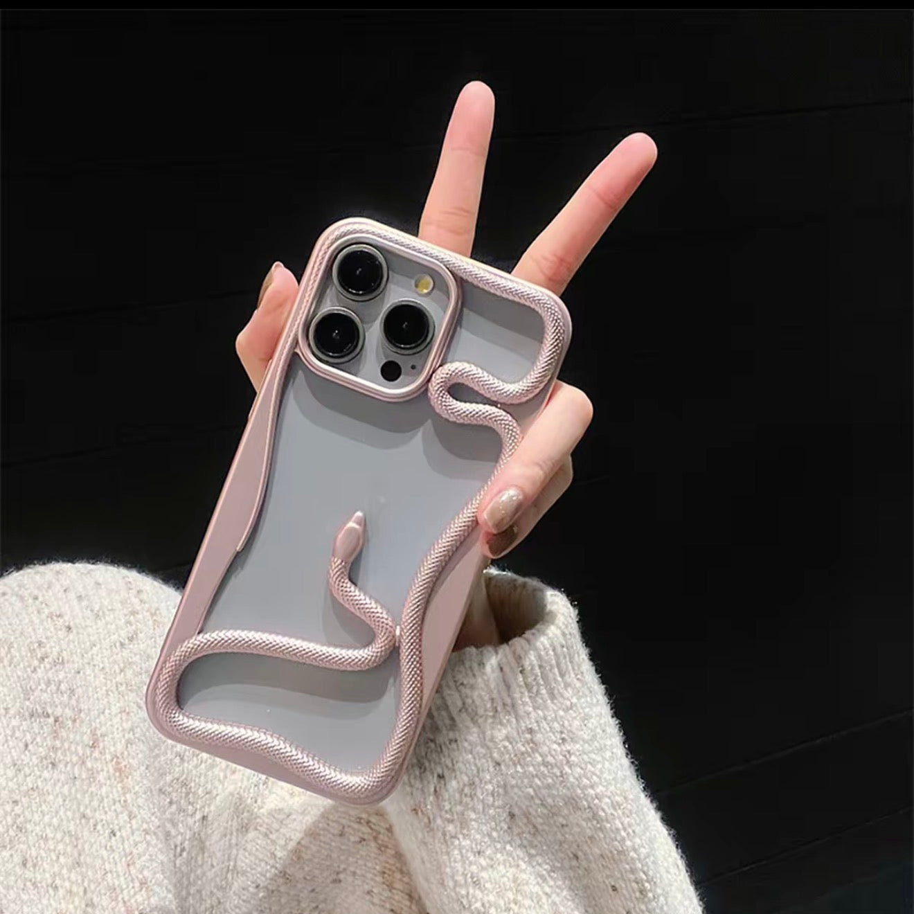 Snake Cutout Case – iPhone 16/15/13/12 Trend Style
